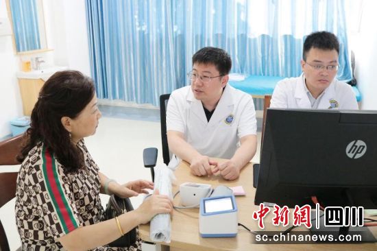 北京安贞医院心血管病专家在南充开展义诊活动。南充日报 供图