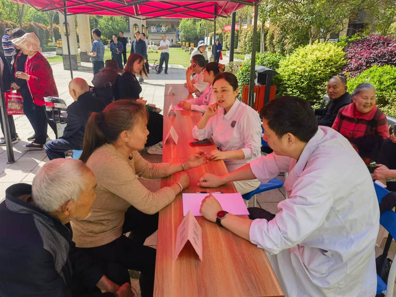 安贞南充医院知联会赴阆中市开展义诊活动 - 南充市中心医院(川北医学