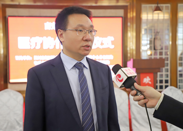 签约仪式后,市中心医院老年病科主任孟祥冬博士带领医护人员为养老