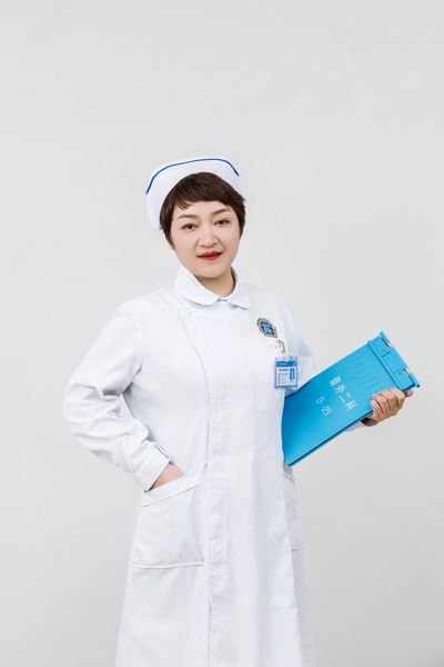 现在普外二科担任护理组长,2011年在华西医院取得伤口造口专科护士