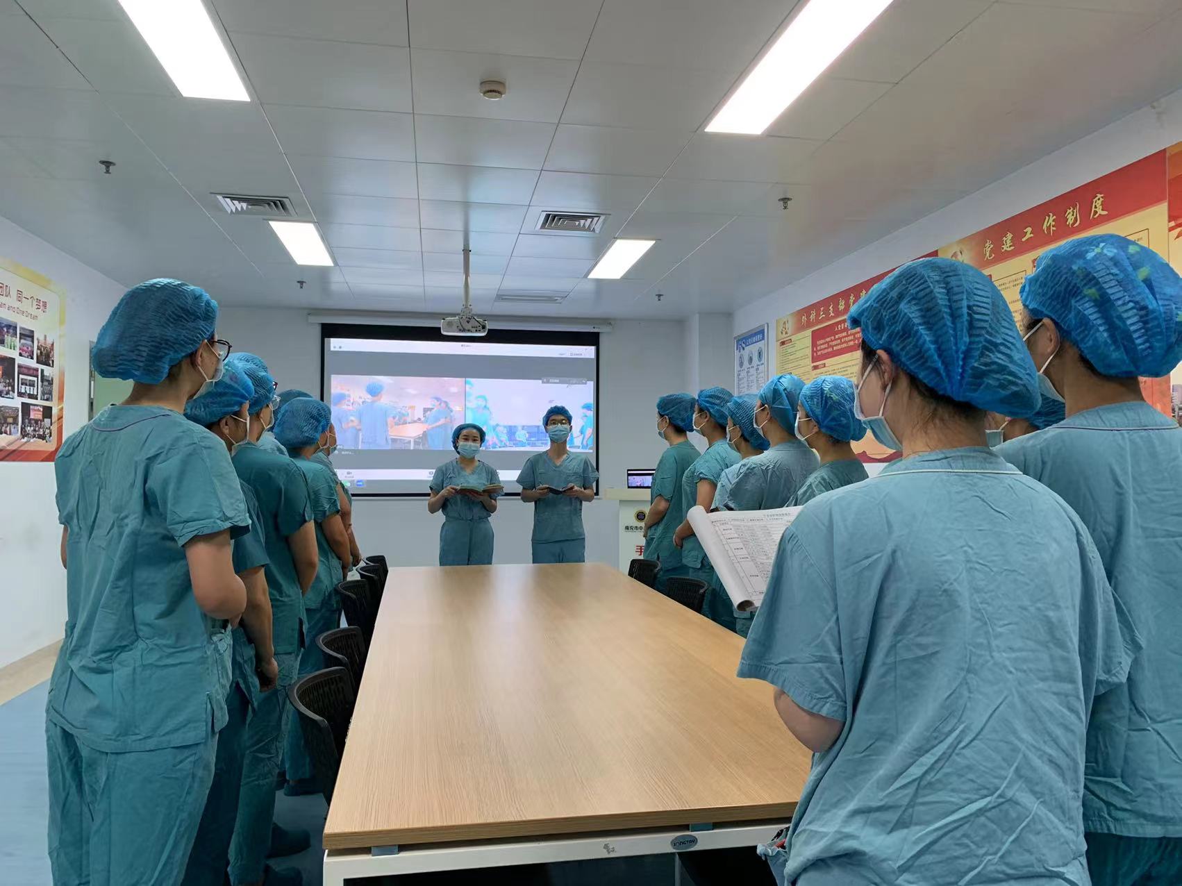 会上,手术室护士长杨玉玲指出,疫情防控下,面对我科双院区运行,是机遇