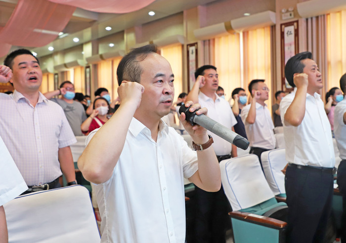 郑和平寄语新入职员工早日成为卫生健康事业的生力军