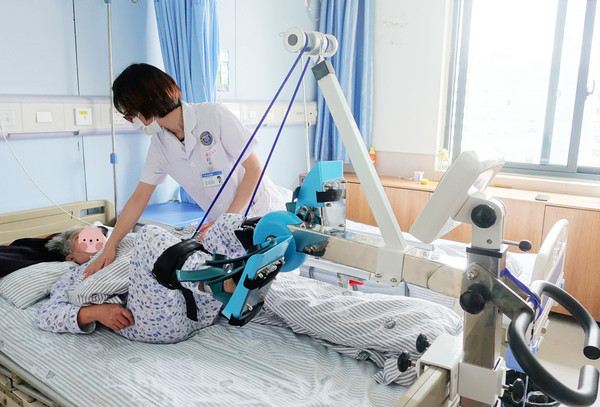 治疗部门设有现代康复,传统康复两大区域,并在医院本部保留康复中心