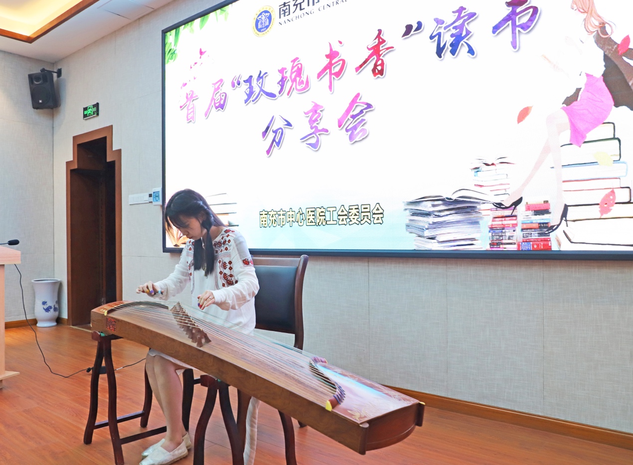 名读书爱好者进行了现场分享.