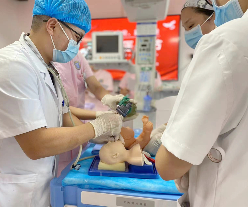 迎接医师节产科举行新生儿窒息复苏比赛